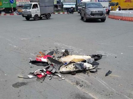 Xe tải cán nát vụn xe máy ở Sài Gòn, người đàn ông 50 tuổi nguy kịch