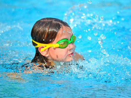 Trẻ có thể “chết đuối cạn” kể cả khi đã ra khỏi bể bơi cả ngày, tuyệt đối không được chủ quan