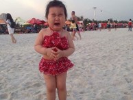 Bé gái siêu đáng yêu khóc tu tu trong lần đầu đi biển vì 'bẩn hết chân con' khiến các mẹ không thể nhịn cười