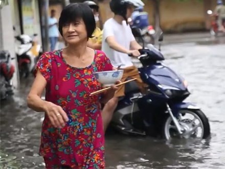 Vừa ăn chiều vừa chạy ngập ở Sài Gòn