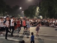 Bé gái đại náo phố đi bộ Hà Nội với vũ đạo điêu luyện 'Bống bống bang bang'