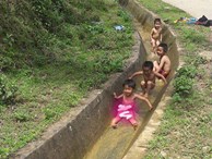 Chẳng cần vào công viên nước đắt đỏ, mùa hè của lũ trẻ vùng cao chỉ thế này là đủ vui rồi!