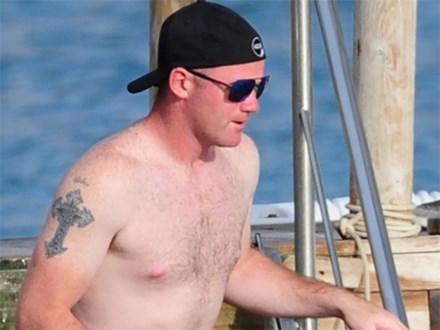 Wayne Rooney lộ bụng mỡ khi đi nghỉ mát