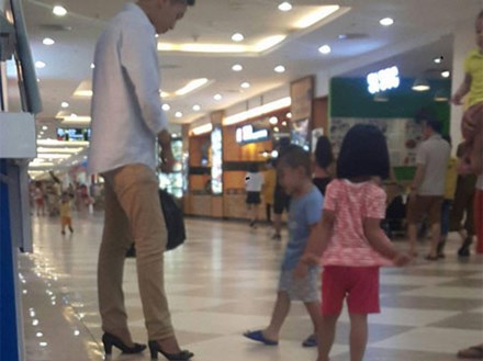 Chồng đi giày cao gót hộ vợ giữa trung tâm thương mại bởi lý do vô cùng dễ thương