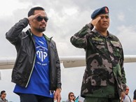 Pacquiao được quân đội chào đón như người hùng dù mất đai WBO