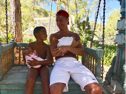 Con trai lớn của Ronaldo hạnh phúc bế em gái mới chào đời
