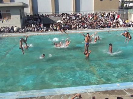 Màn nhảy 'Let it go' dưới nước hút triệu view của nam sinh Nhật