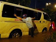Đại lộ Thăng Long thành sông, người dân “cứu” xe cấp cứu