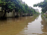 Hà Nội: Sau 1 ngày mưa bão, hàng chục căn biệt thự tại Thiên đường Bảo Sơn vẫn ngập chìm trong nước