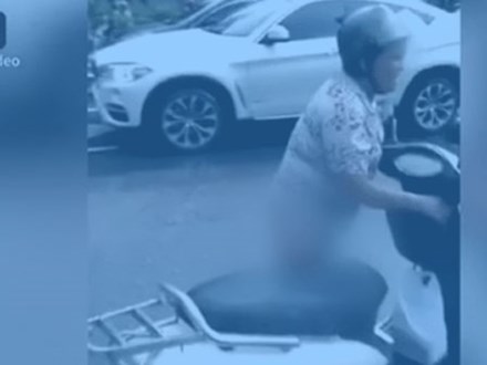 Bị cảnh sát tuýt còi vì đi xe máy ngược chiều, người phụ nữ tụt quần ăn vạ giữa đường