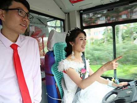 Cô dâu tự tay lái... xe buýt đưa chú rể đến lễ cưới