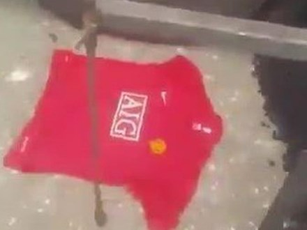 Fan cuồng Man Utd chôn áo Quỷ đỏ trong sân Etihad của Man City