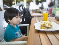 Chuyên gia Úc, Mỹ khuyên không nên cho trẻ uống nước trái cây, bác sĩ Việt nói gì?