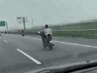 Dùng chân đi xe máy, nam thanh niên phóng 90km/h trên đường cao tốc