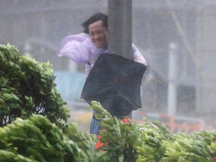 Bão cấp 10 ở Hong Kong thổi bay người trên phố