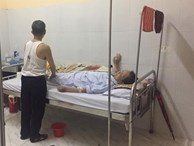 Cụ ông chạy xe 30km vào viện chăm anh trai 90 tuổi: Hình ảnh khiến bao trái tim thổn thức