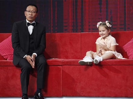 Cô bé 5 tuổi nói 8 thứ tiếng, khiến MC Lại Văn Sâm ngỡ ngàng