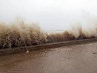 Sầm Sơn: Sóng đánh cao khoảng 5-6 m uy hiếp, gây nguy cơ vỡ bờ kè che chắn