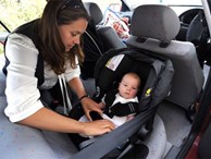 Câu chuyện '2 em bé an toàn trong chiếc xe bẹp dúm': Dành thêm 2 phút cho con để không phải hối hận cả đời