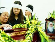Đám tang thầy Văn Như Cương: Người vợ đứng không vững khi đến nhà tang lễ