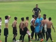 Hỗn chiến ở giải Indonesia: Cầu thủ dàn trận cởi áo đòi 'xử' trọng tài