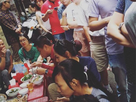 Những quán ngon phố cổ Hà Nội có cách phục vụ 'bá đạo' nhưng ai cũng xếp hàng chờ ăn 