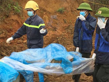 Tìm được 2 thi thể, 1 nửa người và cánh tay trong vụ sạt lở đất ở Hòa Bình 