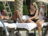 Huyền thoại Man Utd say đắm bên tình trẻ nóng bỏng ở bể bơi