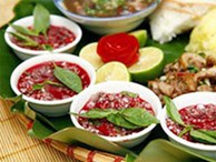 Điểm tâm sáng bằng tiết canh chó, người đàn ông bị liệt tứ chi