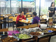 Quán cơm trưa 1.000 đồng cho người dân lao động giữa Hà Nội