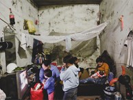 Cảnh nhà bề bộn mà rộn tiếng cười của mẹ siêu mắn đẻ, 29 tuổi có 8 đứa con ở Hà Nội