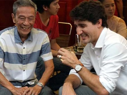 Thủ tướng Canada thưởng thức cà phê sữa vỉa hè Sài Gòn