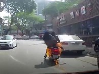 Clip: Xe đang đi bất ngờ bốc cháy, hai ninja bỏ của chạy lấy người ở Hà Nội