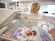 Suốt thai kỳ ngỡ rằng mình mang thai sinh ba, đến lúc vào phòng sinh, bác sĩ nói hai chữ khiến cả gia đình bối rối