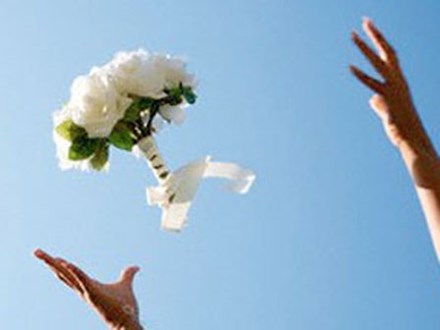 Chàng trai 'ham hố' bắt hoa cưới đến mức xô ngã cả cô dâu
