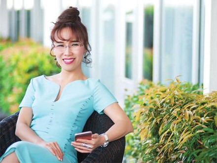 Nữ tỷ phú Việt đầu tiên lọt top 1.000 người giàu có nhất hành tinh: Mặc váy hoa, mang giày cao gót và tay cầm đô la