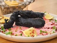 Món ăn đen xì nhưng đang 'cháy hàng' ở Úc hoá ra là 'tác phẩm' của một cô gái Việt 