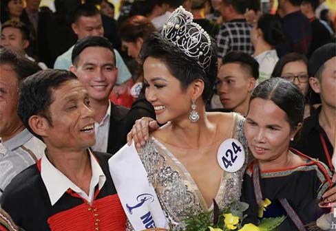 H'Hen Niê đăng quang Hoa hậu Hoàn vũ Việt Nam 2017