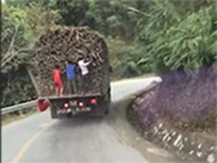 Clip: Thót tim nhóm trẻ đu bám xe tải trên quốc lộ