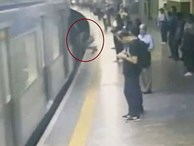 Đang đứng đợi tàu điện, nữ hành khách suýt mất mạng vì một cú đẩy