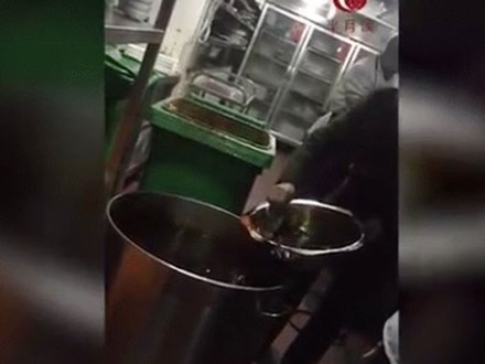 Nhà hàng nổi tiếng tái sử dụng một thùng nước lẩu, khách ăn không hết thì đổ vào rồi múc ra cho khách mới