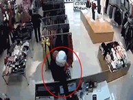Clip gây bức xúc: Người đàn ông bế theo em bé vào shop quần áo rồi lấy trộm 2 chiếc iPhone chỉ trong 5 giây