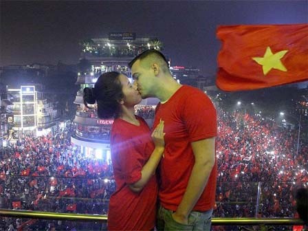 U23 Việt Nam: Muôn kiểu ăn mừng siêu 'cute' của người hâm mộ