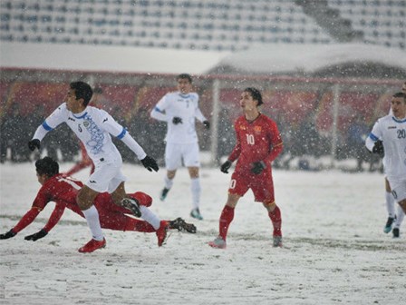 Vì sao U23 Uzbekistan mặc áo trắng trong trời mưa tuyết?