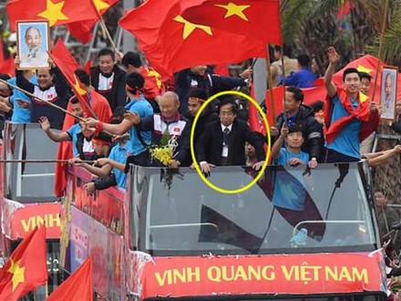 Ông Nguyễn Lân Trung không được phân công lên xe buýt diễu hành