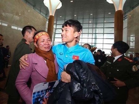 Xuân Mạnh U23 lặng người vì món quà 10 nghìn đồng mẹ tặng ở sân bay