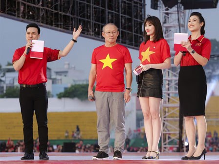 HLV Park Hang-seo rơi nước mắt khi nghe ca khúc truyền thống Hàn Quốc ngay tại Việt Nam