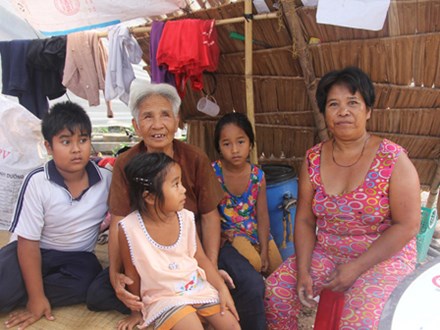 Xót cảnh 3 đứa trẻ không rành tiếng Việt theo bà cố đi lượm trái bàng về bán lấy tiền nuôi bà ngoại khùng 