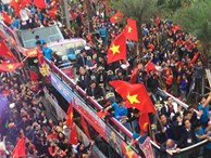 Tự sự ngày trở về của các cầu thủ U23 Việt Nam: Chỉ mong chiếc xe buýt đi mãi như thế!
