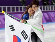 VĐV Nhật Bản bỏ ăn mừng để vỗ về, an ủi đối thủ Hàn Quốc đang khóc nức nở